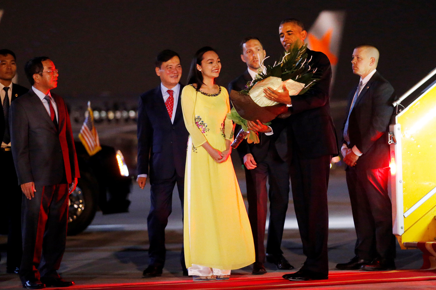 Nữ sinh Việt tặng hoa cho Tổng thống Mỹ: 'Tay Barack Obama ấm lắm!' - ảnh 1
