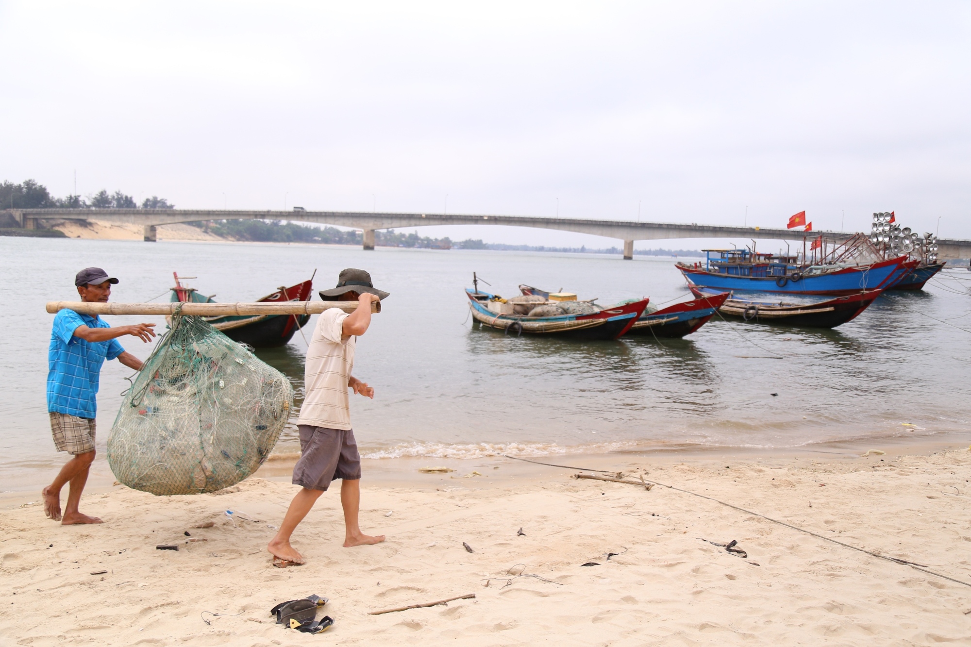 Shop TIN 17/5:Gà chết vì ăn cá biển...quá no- Đụng vào khoản hỗ trợ, tôi xử đấy. - ảnh 2