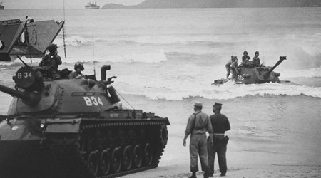 Chùm ảnh “độc“: Lính thủy đánh bộ Mỹ đổ bộ lên Đà Nẵng 51 năm trước - ảnh 1