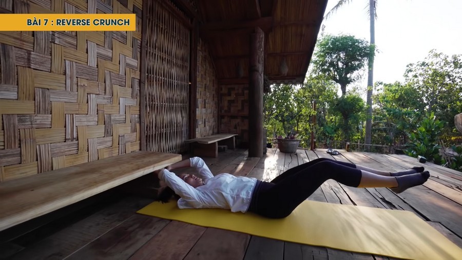 Với một tấm thảm Yoga, H'Hen Niê hoàn thành 7 bài tập có hiệu quả cao. (Ảnh: Chụp màn hình)