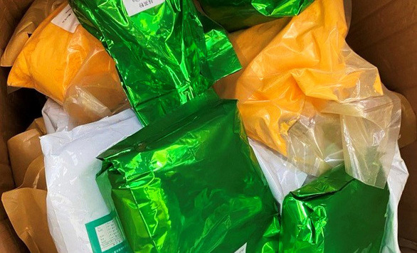 Số phụ gia được đựng trong các bao bì không có nhãn mác(Ảnh: Tuổi Trẻ Online)