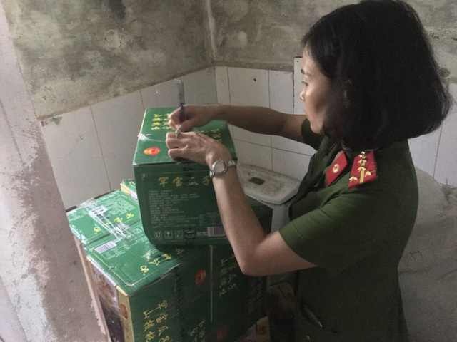 Các thùng nguyên liệu với vỏ bao bì toàn chữ nước ngoài (Ảnh: VTV)