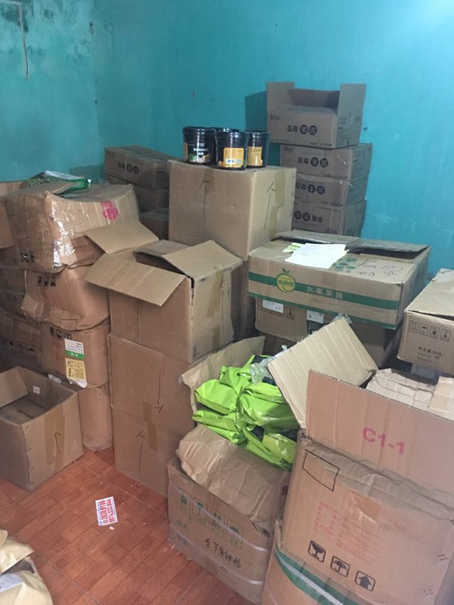 Số hàng hóa được để la liệt bên dưới sàn nhà (Ảnh: VTV)