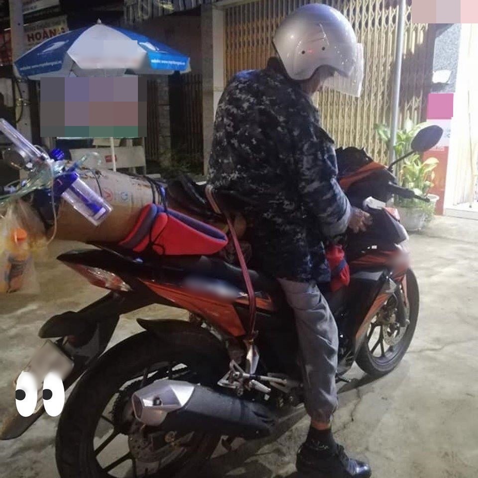 Cụ chuẩn bị cả bình oxi và thuốc thang để đảm bảo an toàn (Ảnh: T.Q).