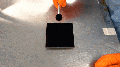 Đây là màu tối nhất, đến nỗi vật thể đặt trên nó biến mất! - ảnh 2