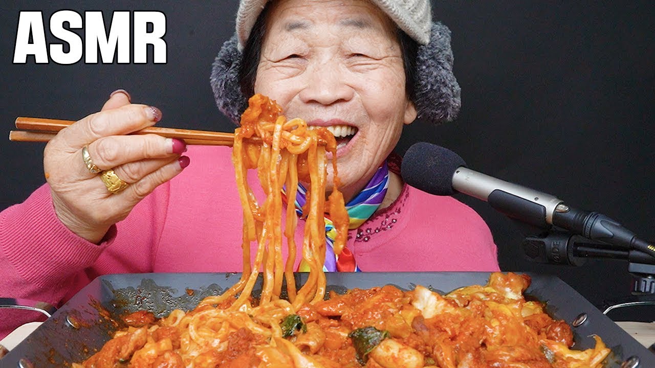 sau ba tan, them mot cu ba 82 tuoi quay vlog an uong lam