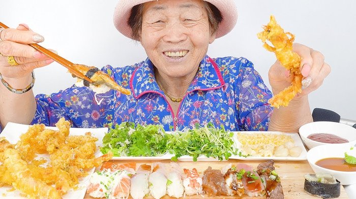 sau ba tan, them mot cu ba 82 tuoi quay vlog an uong lam