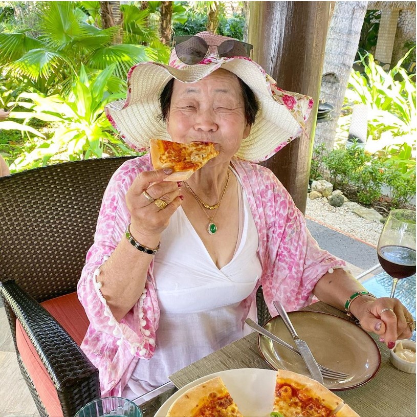 sau ba tan, them mot cu ba 82 tuoi quay vlog an uong lam