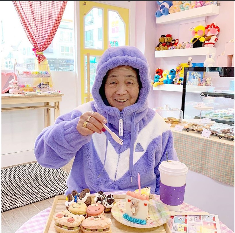 sau ba tan, them mot cu ba 82 tuoi quay vlog an uong lam