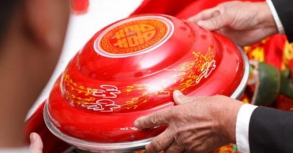 Toát mồ hôi đọc danh sách thách cưới, chàng trai thở dài: 'Tiền đâu cưới vợ?'