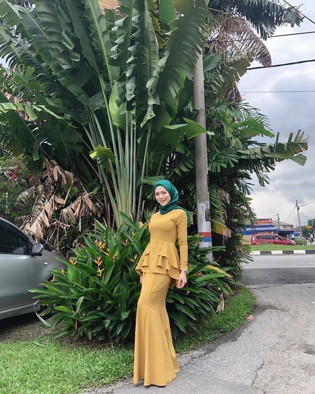 chi o nha len mang choi game, nguoi phu nu xinh dep