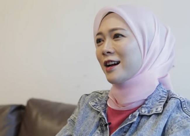 chi o nha len mang choi game, nguoi phu nu xinh dep