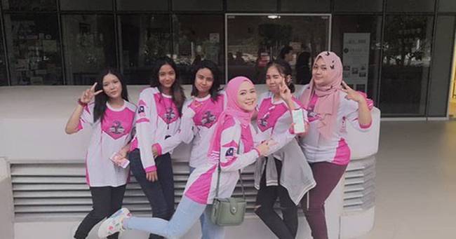 chi o nha len mang choi game, nguoi phu nu xinh dep