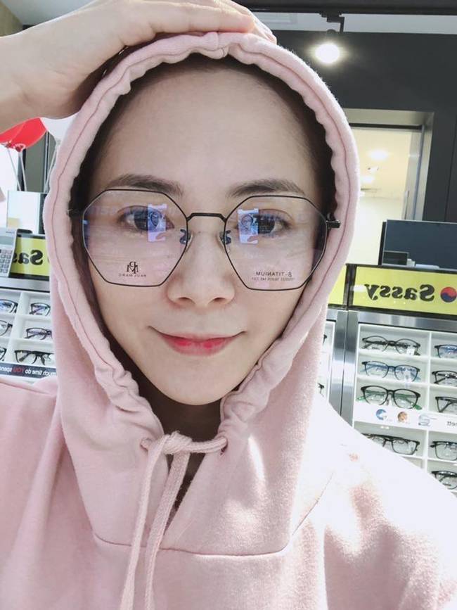 chi o nha len mang choi game, nguoi phu nu xinh dep