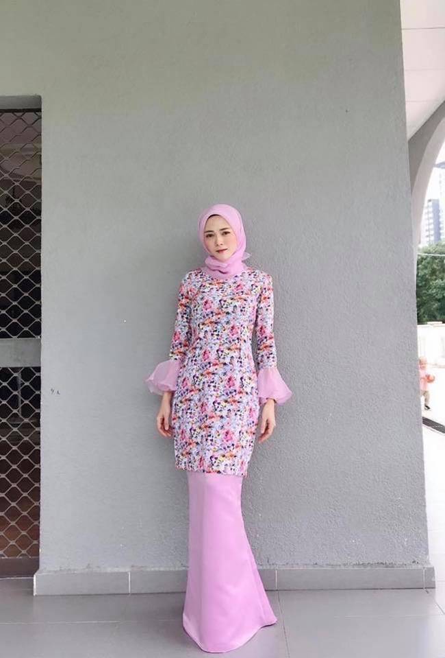 chi o nha len mang choi game, nguoi phu nu xinh dep