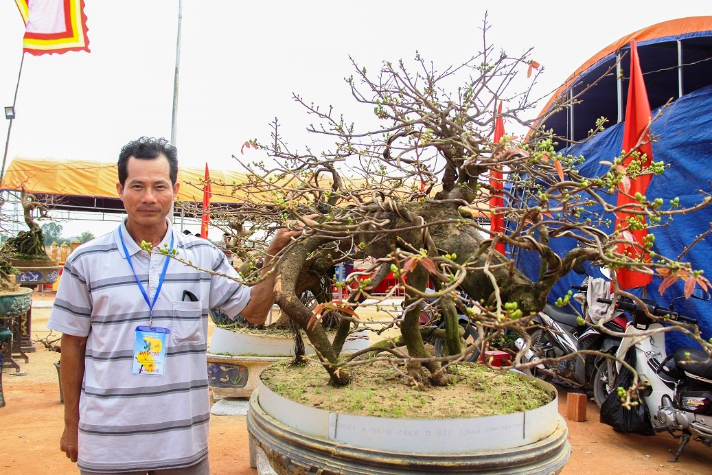 ngam “khung long bao chua, vu nu chan dai” o hoi thi