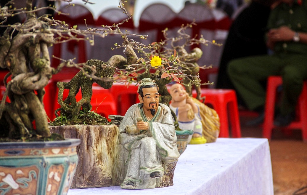 ngam “khung long bao chua, vu nu chan dai” o hoi thi