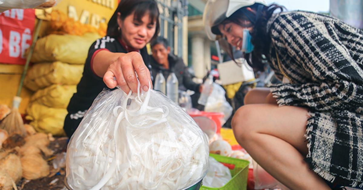 Buôn cùi dừa làm mứt Tết kiếm hàng chục triệu mỗi ngày