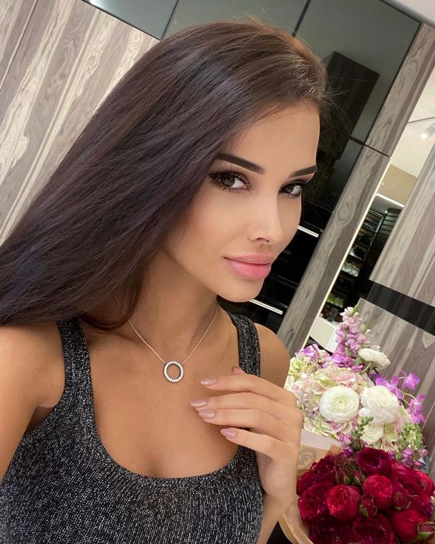 ngan ngo ve dep nhu nu than cua nguoi tinh hoang tu a rap hinh anh 1