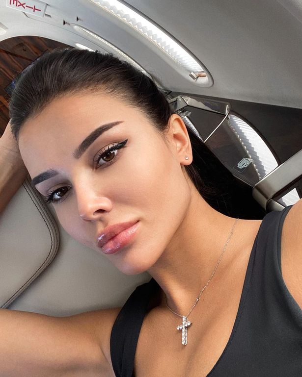 ngan ngo ve dep nhu nu than cua nguoi tinh hoang tu a rap hinh anh 3