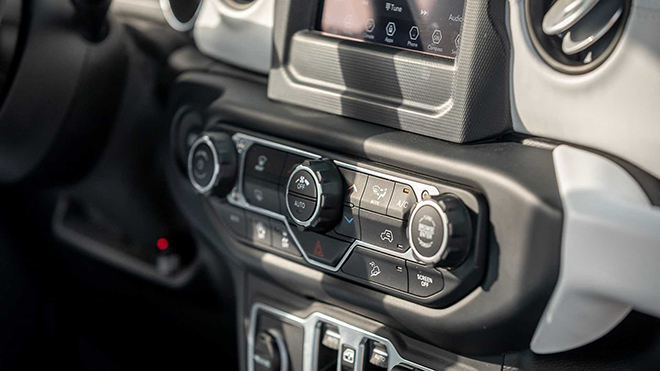 suv chong dan rezvani tank cap ben campuchia hinh anh 9