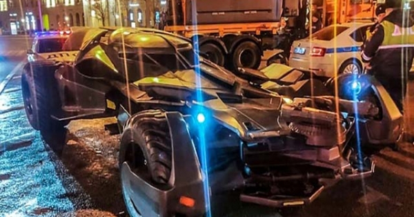 Siêu xe Người Dơi Batman bị cảnh sát Nga tạm giữ khi đang dạo phố đêm