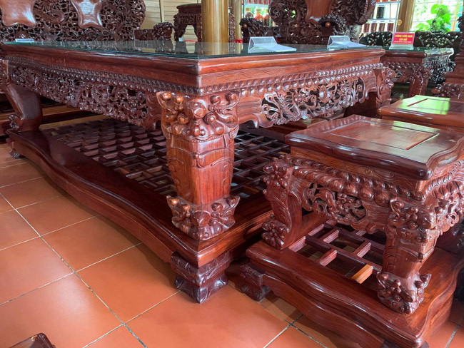 choang vang truoc bo ban ghe