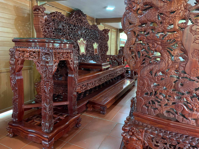 choang vang truoc bo ban ghe