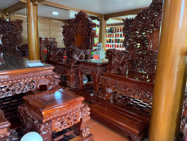 choang vang truoc bo ban ghe