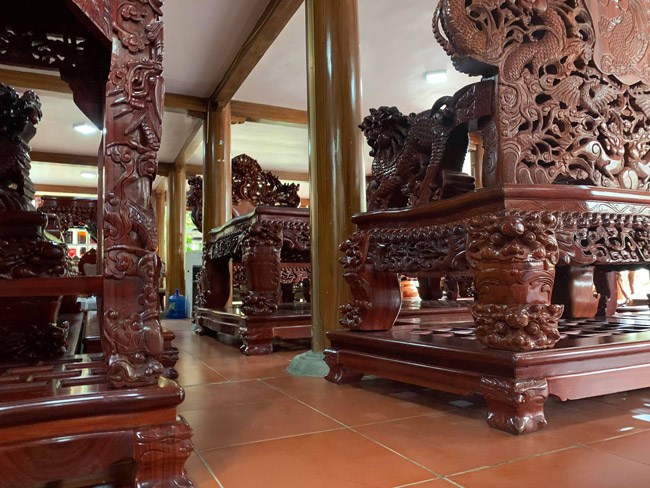 choang vang truoc bo ban ghe