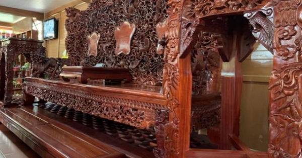 Choáng trước bộ bàn ghế 'khủng' giá 5 tỷ của đại gia Yên Bái