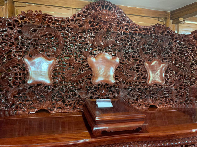 choang vang truoc bo ban ghe