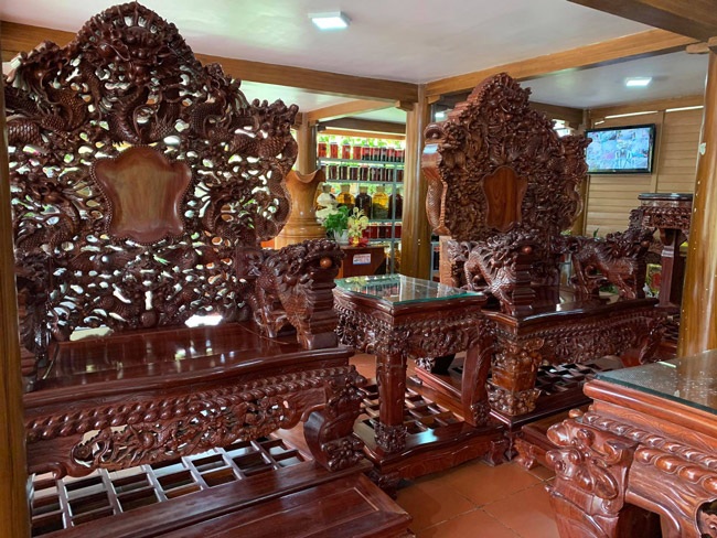 choang vang truoc bo ban ghe