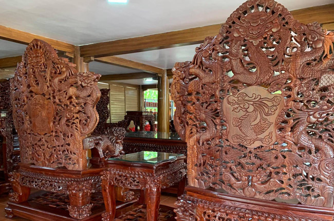 choang vang truoc bo ban ghe