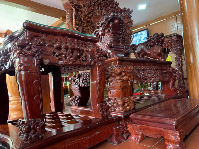 choang vang truoc bo ban ghe