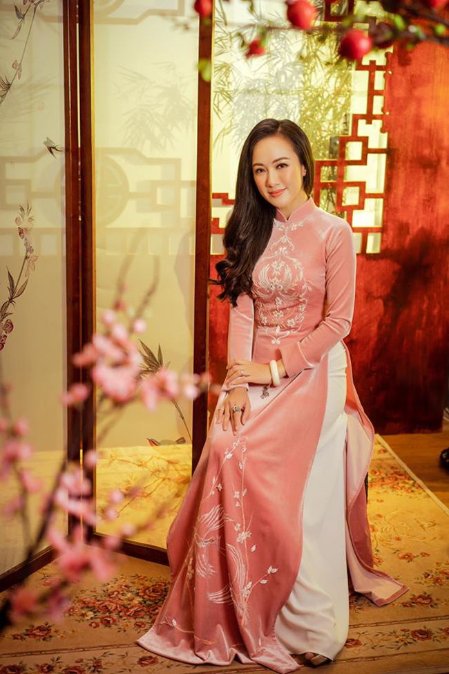 btv thoi su hoai anh bao nam gan voi chiec ao dai khi len song van van nguoi me hinh anh 11