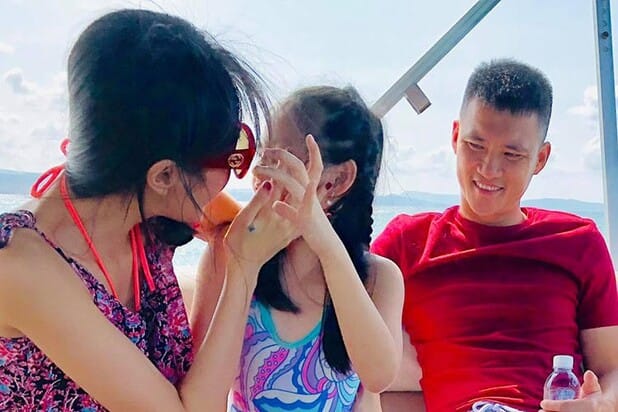 Con gái Thủy Tiên hỏi một câu khiến Công Vinh “cứng họng”