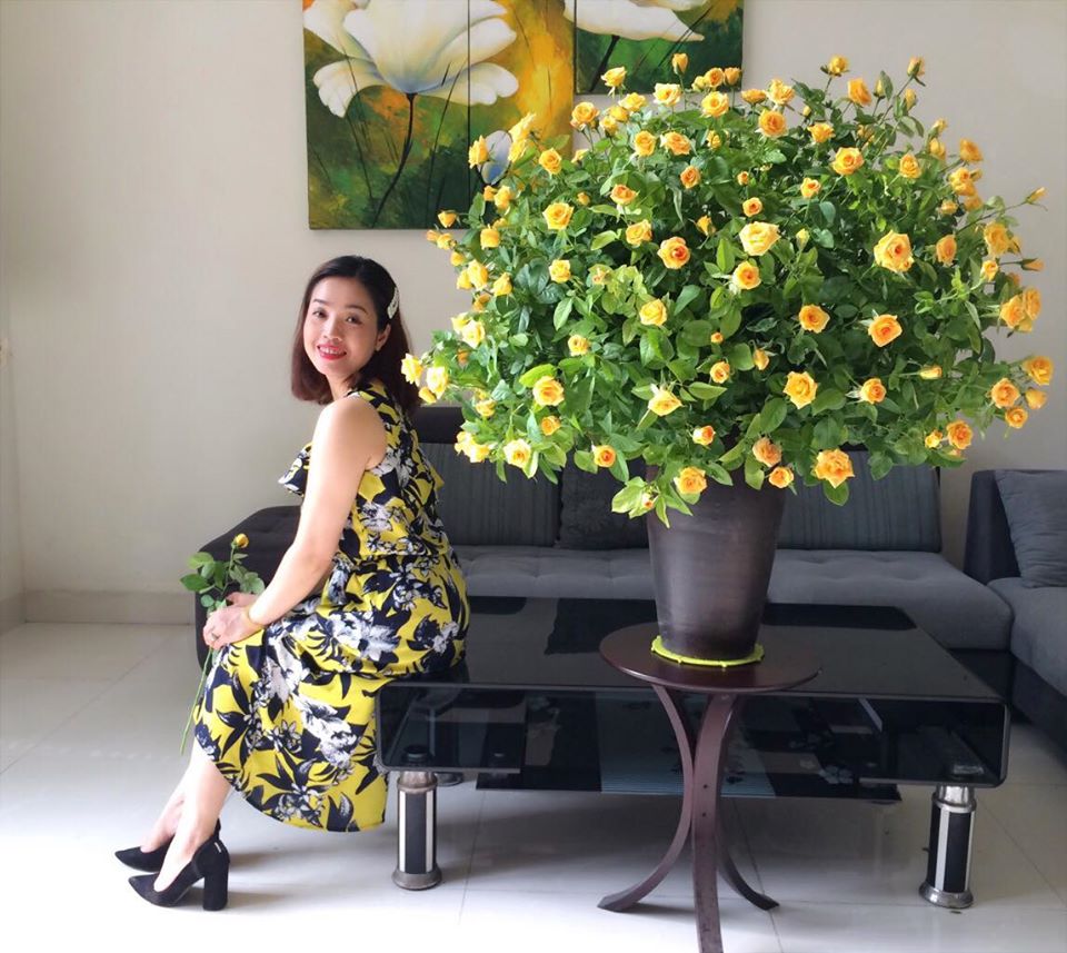 me man voi nhung binh hoa duyen dang khoe sac trong to am cua me dam ha thanh hinh anh 9