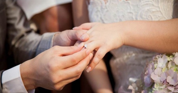 Em gái thông báo cưới chồng, chị hốt hoảng khi biết đó là bạn trai cũ