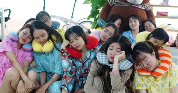 Nữ nhân viên Đà Nẵng mặc đồ ngủ đi làm gây tranh cãi dữ dội