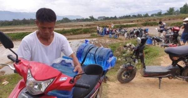 Điện Biên: Mó nước 'thần kỳ' hàng trăm người xếp hàng lấy mỗi ngày