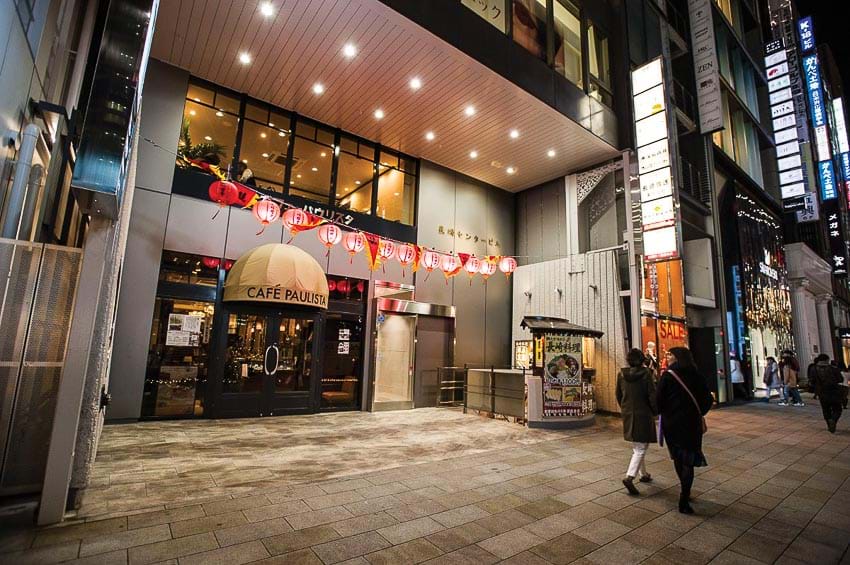 doc, la ca phe kien: cam coc uong ma tuong cam da quy hiem tren tay hinh anh 4