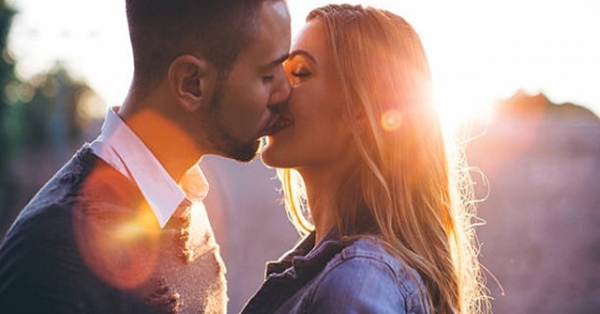 Chàng trai phải nhập viện vì hôn bạn gái