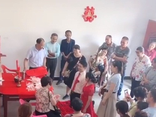 lien tuc phai cui dau hon 100 lan de nhan phong bi cuoi, co dau ngat xiu hinh anh 1