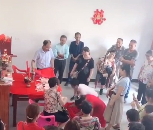 lien tuc phai cui dau hon 100 lan de nhan phong bi cuoi, co dau ngat xiu hinh anh 3