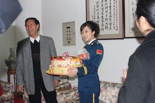 loat nguoi dep it hoc duoc quan tham tq nang do de leo cao, luon sau hinh anh 8