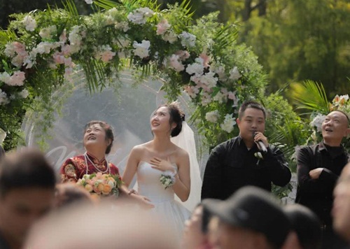 dam cuoi hoanh trang, chu re thue ca may bay rai phong bi li xi cho khach moi hinh anh 2