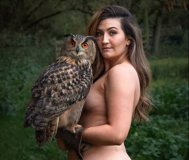 sinh vien bat chap gia lanh, trut bo quan ao chup anh khoa than hinh anh 4