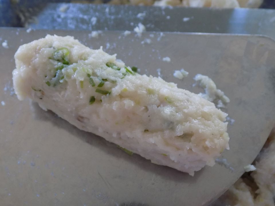 ranh roi lam cha ca thom lung, cuon voi rau song cu goi la