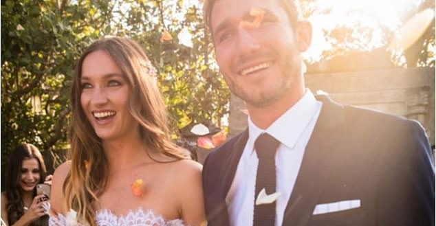 chong dep trai ngoi ngoi, co giao van len giuong voi 5 nam sinh hinh anh 2